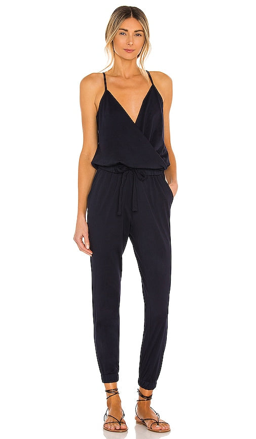 Bobi Supreme Jersey Tied Waist V Neck Jumpsuit in Navy - Bobi Supreme - Combinaison en jersey à taille nouée et col en V - Bleu marine - Bobi Supreme 针织腰部系带 V 领连身裤（海军蓝） - Bobi Supreme Jersey-Overall mit gebundener Taille und V-Ausschnitt in Marineblau - Bobi Supreme 저지 타이 웨이스트 V넥 점프수트 네이비 색상 - Tuta Bobi Supreme in jersey con scollo a V annodato in vita in blu scuro