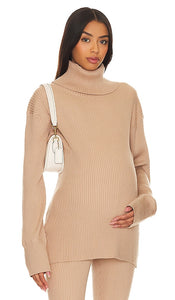 BUMPSUIT Cozy Rib Maternity Sweater in Tan - BUMPSUIT Pull de maternité côtelé confortable en beige - BUMPSUIT 舒适黄褐色罗纹孕妇毛衣 - BUMPSUIT Cozy Rib Umstandspullover in Hellbraun - BUMPSUIT 코지 리브 임부복 스웨터(탠 색상) - BUMPSUIT Maglione premaman a costine accogliente in marrone chiaro