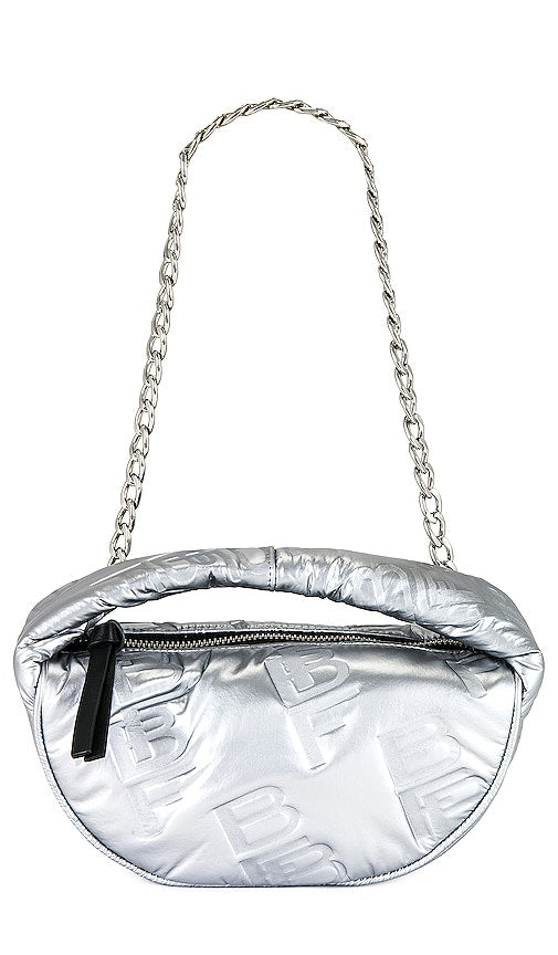 BY FAR Baby Cush Bag in Metallic Silver - BY FAR Sac coussin pour bébé en argent métallisé - BY FAR 金属银婴儿垫袋 - BY FAR Baby-Kuscheltasche in Metallic-Silber - BY FAR 메탈릭 실버 베이비 쿠시백 - BY FAR Cuscino per neonato in argento metallizzato