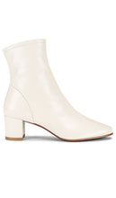BY FAR Sofia Bootie in Ivory - BY FAR Bottine Sofia en ivoire - BY FAR Sofia 象牙色短靴 - BY FAR Sofia Bootie in Elfenbein - BY FAR Sofia 아이보리 부티 - BY FAR Sofia Stivaletto in avorio