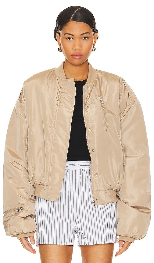 BY.DYLN Kai Bomber in Tan - BY.DYLN - Bomber Kai en beige - BY.DYLN Kai 棕褐色飞行员夹克 - BY.DYLN Kai-Bomberjacke in Hellbraun - BY.DYLN 카이 봄버 탠 색상 - BY.DYLN Kai Bomber marrone chiaro