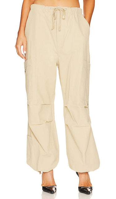BY.DYLN Lexi Cargo Pants in Tan - BY.DYLN Pantalon cargo Lexi en beige - BY.DYLN 黄褐色 Lexi 工装裤 - BY.DYLN Lexi Cargohose in Hellbraun - BY.DYLN 렉시 카고 팬츠 - BY.DYLN Pantaloni cargo Lexi color marrone chiaro