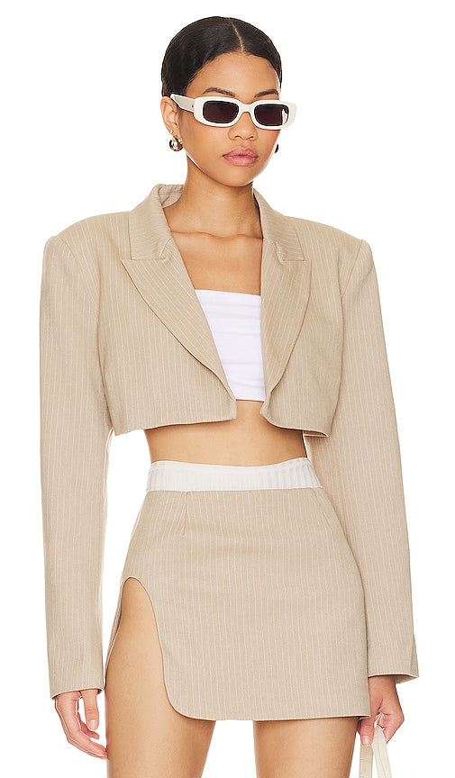 BY.DYLN x REVOLVE Zayne Cropped Blazer in Taupe - BY.DYLN x REVOLVE Blazer court Zayne en Taupe - BY.DYLN x REVOLVE Zayne 灰褐色短款西装外套 - BY.DYLN x REVOLVE Zayne Kurzblazer in Taupe - BY.DYLN x REVOLVE Zayne 크롭 블레이저 in Taupe - Blazer corto BY.DYLN x REVOLVE Zayne color talpa