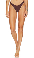 Bananhot x REVOLVE Pinki Bikini Bottom in Chocolate - Bas de Bikini Bananhot x REVOLVE Pinki en Chocolat - Bananhot x REVOLVE Pinki 巧克力比基尼泳裤 - Bananhot x REVOLVE Pinki Bikinihose in Schokolade - Bananhot x REVOLVE Pinki 비키니 하의 in 초콜릿 - Slip bikini Bananhot x REVOLVE Pinki color cioccolato
