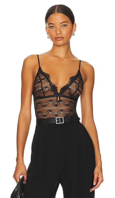 Bardot Geneva Lace Bodysuit in Black - Bardot Genève Body en dentelle en noir - Bardot 黑色日内瓦蕾丝连体衣 - Bardot-Body aus Genfer Spitze in Schwarz - Bardot 제네바 레이스 바디수트블랙 색상 - Body Bardot in pizzo di Ginevra in nero