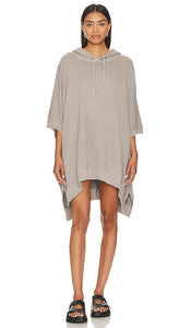 Barefoot Dreams California Cozy Poncho in Grey - Barefoot Dreams - Poncho douillet California en gris - Barefoot Dreams California 灰色舒适斗篷 - Barefoot Dreams California Gemütlicher Poncho in Grau - Barefoot Dreams California 코지 판초 그레이 색상 - Barefoot Dreams California Accogliente poncho in grigio