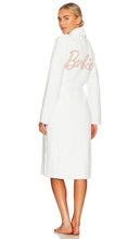 Barefoot Dreams CozyChic Barbie Robe in White - Peignoir Barbie CozyChic Barefoot Dreams en blanc - Barefoot Dreams CozyChic 白色芭比长袍 - Barefoot Dreams CozyChic Barbie Robe in Weiß - Barefoot Dreams CozyChic 바비 가운 화이트 색상 - Sogni a piedi nudi Accappatoio Barbie CozyChic in bianco