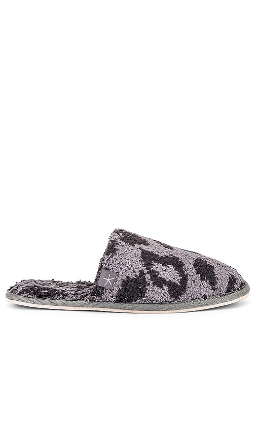 Barefoot Dreams CozyChic Barefoot In The Wild Slipper in Grey - Barefoot Dreams - Chaussons CozyChic Barefoot In The Wild en gris - Barefoot Dreams CozyChic Barefoot In The Wild 灰色拖鞋 - Barefoot Dreams CozyChic Barefoot In The Wild Slipper in Grau - Barefoot Dreams CozyChic Barefoot In The Wild 슬리퍼 그레이 색상 - Sogni a piedi nudi CozyChic Pantofola a piedi nudi in natura in grigio