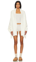 Barefoot Dreams CozyChic Blanket Wrap in Cream - Barefoot Dreams CozyChic Couverture enveloppante en crème - Barefoot Dreams CozyChic 奶油色毯子包裹 - Barefoot Dreams CozyChic Deckenwickel in Creme - Barefoot Dreams CozyChic 블랭킷 랩 크림 색상 - Coperta avvolgente CozyChic Barefoot Dreams color crema