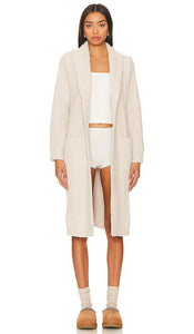 Barefoot Dreams CozyChic Chenille Long Cardi in Beige - Barefoot Dreams - Cardigan long en chenille CozyChic en beige - Barefoot Dreams CozyChic 米色雪尼尔长开衫 - Barefoot Dreams CozyChic Chenille Long Cardigan in Beige - Barefoot Dreams CozyChic 셔닐 롱 가디 베이지 컬러 - Barefoot Dreams CozyChic cardigan lungo in ciniglia in beige