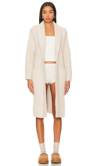 Barefoot Dreams CozyChic Chenille Long Cardi in Beige - Barefoot Dreams - Cardigan long en chenille CozyChic en beige - Barefoot Dreams CozyChic 米色雪尼尔长开衫 - Barefoot Dreams CozyChic Chenille Long Cardigan in Beige - Barefoot Dreams CozyChic 셔닐 롱 가디 베이지 컬러 - Barefoot Dreams CozyChic cardigan lungo in ciniglia in beige