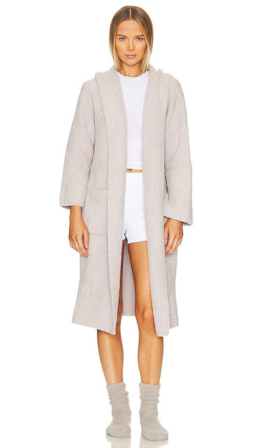Barefoot Dreams CozyChic Ribbed Hooded Robe in Grey - Barefoot Dreams CozyChic Peignoir à capuche côtelé en gris - Barefoot Dreams CozyChic 灰色罗纹连帽长袍 - Barefoot Dreams CozyChic gerippter Kapuzenmantel in Grau - Barefoot Dreams CozyChic 골지 후드 로브그레이 색상 - Accappatoio con cappuccio a coste CozyChic Barefoot Dreams in grigio