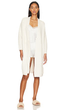 Barefoot Dreams CozyChic Side Tie Robe in Cream - Barefoot Dreams - CozyChic - Peignoir noué sur le côté - Crème - Barefoot Dreams CozyChic 奶油色侧系带长袍 - Barefoot Dreams CozyChic Bademantel mit seitlicher Bindung in Creme - Barefoot Dreams CozyChic 사이드 타이 로브 - Accappatoio CozyChic con lacci laterali Barefoot Dreams color crema