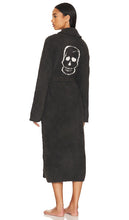 Barefoot Dreams CozyChic Skull Robe in Black - Barefoot Dreams - Peignoir CozyChic Tête de Mort en Noir - Barefoot Dreams CozyChic 黑色骷髅长袍 - Barefoot Dreams CozyChic Totenkopf-Bademantel in Schwarz - Barefoot Dreams CozyChic 스컬 로브 블랙 색상 - Sogni a piedi nudi CozyChic Vestaglia con teschio in nero