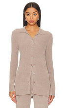 Barefoot Dreams CozyChic Ultra Lite Ribbed Button Down Cardi in Grey - Barefoot Dreams - Cardi boutonné côtelé Ultra Lite CozyChic en gris - Barefoot Dreams CozyChic Ultra Lite 灰色罗纹纽扣开衫 - Barefoot Dreams CozyChic Ultra Lite gerippter Cardigan mit Knopfleiste in Grau - Barefoot Dreams CozyChic Ultra Lite 골지 버튼다운 카디 그레이 색상 - Barefoot Dreams CozyChic Ultra Lite cardigan a coste con bottoni in grigio