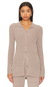 Barefoot Dreams CozyChic Ultra Lite Ribbed Button Down Cardi in Grey - Barefoot Dreams - Cardi boutonné côtelé Ultra Lite CozyChic en gris - Barefoot Dreams CozyChic Ultra Lite 灰色罗纹纽扣开衫 - Barefoot Dreams CozyChic Ultra Lite gerippter Cardigan mit Knopfleiste in Grau - Barefoot Dreams CozyChic Ultra Lite 골지 버튼다운 카디 그레이 색상 - Barefoot Dreams CozyChic Ultra Lite cardigan a coste con bottoni in grigio