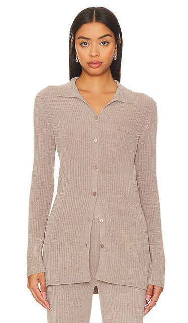 Barefoot Dreams CozyChic Ultra Lite Ribbed Button Down Cardi in Grey - Barefoot Dreams - Cardi boutonné côtelé Ultra Lite CozyChic en gris - Barefoot Dreams CozyChic Ultra Lite 灰色罗纹纽扣开衫 - Barefoot Dreams CozyChic Ultra Lite gerippter Cardigan mit Knopfleiste in Grau - Barefoot Dreams CozyChic Ultra Lite 골지 버튼다운 카디 그레이 색상 - Barefoot Dreams CozyChic Ultra Lite cardigan a coste con bottoni in grigio