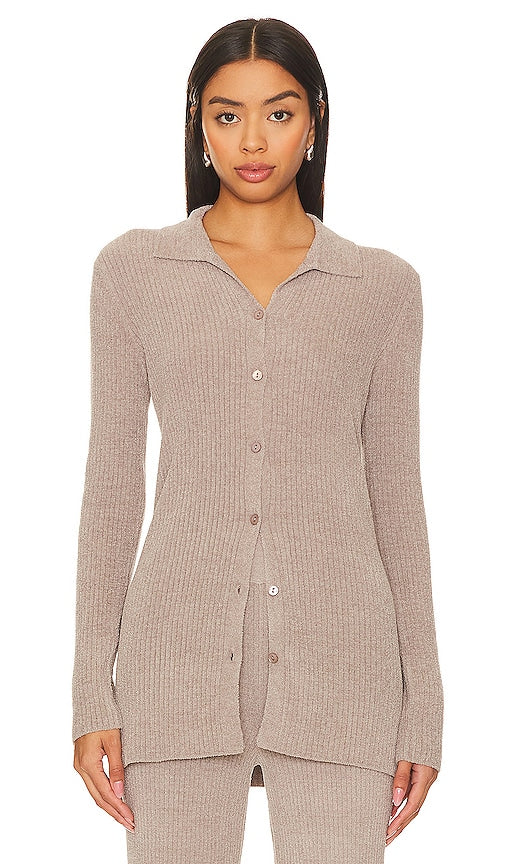 Barefoot Dreams CozyChic Ultra Lite Ribbed Button Down Cardi in Grey - Barefoot Dreams - Cardi boutonné côtelé Ultra Lite CozyChic en gris - Barefoot Dreams CozyChic Ultra Lite 灰色罗纹纽扣开衫 - Barefoot Dreams CozyChic Ultra Lite gerippter Cardigan mit Knopfleiste in Grau - Barefoot Dreams CozyChic Ultra Lite 골지 버튼다운 카디 그레이 색상 - Barefoot Dreams CozyChic Ultra Lite cardigan a coste con bottoni in grigio