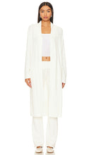 Barefoot Dreams CozyChic Ultra Lite Wide Collar Long Cardi In Pearl in White - Barefoot Dreams CozyChic Ultra Lite - Cardigan long à col large en perle en blanc - Barefoot Dreams CozyChic Ultra Lite 宽领白色珍珠长开衫 - Barefoot Dreams CozyChic Ultra Lite Langer Cardigan mit breitem Kragen in Perlmutt in Weiß - Barefoot Dreams CozyChic Ultra Lite 와이드 칼라 롱 카디 인 펄 화이트 색상 - Barefoot Dreams CozyChic Ultra Lite Cardigan lungo con colletto largo in perla in bianco