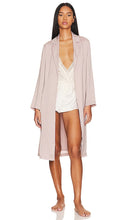 Barefoot Dreams Washed Satin Notch Collar Robe in Blush - Barefoot Dreams - Peignoir en satin délavé à col cranté - Blush - Barefoot Dreams 水洗缎面凹口领长袍（腮红） - Barefoot Dreams Robe aus gewaschenem Satin mit Kerbkragen in Blush - Barefoot Dreams 워시드 새틴 노치 칼라 로브 - Accappatoio con colletto dentellato in raso lavato Barefoot Dreams color cipria