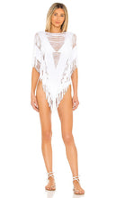 Beach Bunny Haute Summer Poncho in White - Poncho d'été haute Beach Bunny en blanc - 白色海滩兔子高级夏季斗篷 - Beach Bunny Haute Sommerponcho in Weiß - Beach Bunny Haute Summer 판초 화이트 색상 - Poncho Haute Summer Beach Bunny in bianco