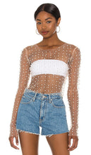 Beach Bunny Look and Glisten Pearl Mesh Top in Nude - Look Beach Bunny et haut en maille nacré Glisten en Nude - 裸色沙滩兔造型和闪亮珍珠网眼上衣 - Strandhasen-Look und glitzerndes Perlen-Mesh-Top in Nude - 비치 버니 룩 앤 글리스 펄 메시 탑 누드 색상 - Look da coniglietto da spiaggia e top in rete di perle scintillanti in color nudo