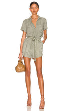 Bella Dahl Rolled Hem Utility Romper in Army - Bella Dahl - Barboteuse utilitaire à ourlet roulé - Armée - Bella Dahl 卷边下摆实用连衣裤（军装） - Bella Dahl Utility-Strampler mit gerolltem Saum in Army - Bella Dahl 롤드 헴 유틸리티 롬퍼 - Pagliaccetto pratico con orlo arrotolato di Bella Dahl in stile militare