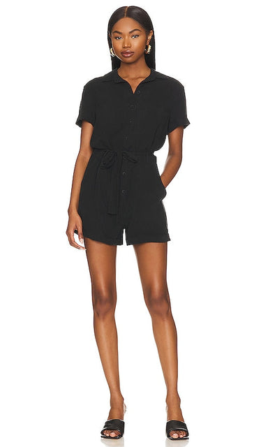 Bella Dahl Rolled Hem Utility Romper in Black - Bella Dahl Barboteuse utilitaire à ourlet roulé en noir - Bella Dahl 黑色卷边下摆实用连衣裤 - Bella Dahl Utility-Strampler mit gerolltem Saum in Schwarz - Bella Dahl 롤드 헴 유틸리티 롬퍼 블랙 색상 - Pagliaccetto pratico con orlo arrotolato Bella Dahl in nero