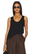 Bella Dahl Scoop Neck Tank in Black - Bella Dahl Débardeur à encolure dégagée en noir - Bella Dahl 黑色低圆领背心 - Bella Dahl Tanktop mit U-Ausschnitt in Schwarz - Bella Dahl 스쿠프넥 탱크탑 - Canotta Bella Dahl con scollo rotondo in nero