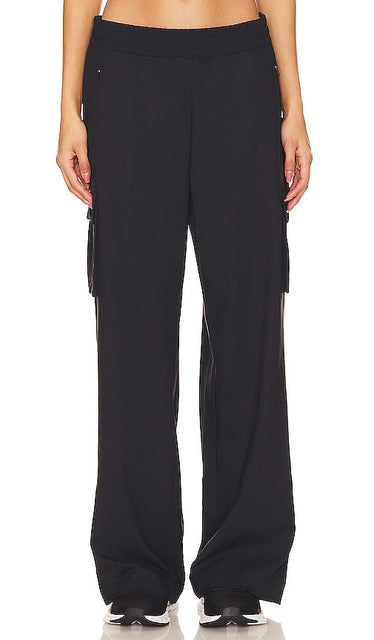 Beyond Yoga City Chic Cargo Pant in Black - Pantalon cargo Beyond Yoga City Chic en noir - Beyond Yoga City 别致黑色工装裤 - Beyond Yoga City Chic Cargohose in Schwarz - Beyond Yoga City 시크 카고 팬츠블랙 색상 - Pantaloni cargo Beyond Yoga City Chic in nero