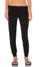 Beyond Yoga Cozy Fleece Foldover Sweatpant in Black - Beyond Yoga - Pantalon de survêtement pliable en polaire confortable - Noir - Beyond Yoga 黑色舒适抓绒折叠运动裤 - Beyond Yoga Cozy Fleece Foldover Jogginghose in Schwarz - Beyond Yoga 코지 플리스 폴드오버 스웨트팬츠블랙 색상 - Pantaloni della tuta ripiegabili in pile accoglienti Beyond Yoga in nero