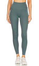 Beyond Yoga Dimensions Midi Legging in Dark Green - Legging midi Beyond Yoga Dimensions en vert foncé - Beyond Yoga Dimensions 深绿色中长打底裤 - Beyond Yoga Dimensions Midi-Leggings in Dunkelgrün - Beyond Yoga Dimensions 다크 그린 색상의 미디 레깅스 - Legging midi Beyond Yoga Dimensions in verde scuro