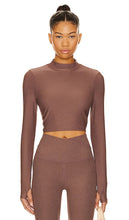Beyond Yoga Featherweight Moving On Cropped Top in Brown - Beyond Yoga - Haut court Moving On poids plume en marron - Beyond Yoga 羽量级棕色短款上衣 - Beyond Yoga Featherweight Moving On Kurztop in Braun - Beyond Yoga Featherweight Moving On 브라운 크롭 탑 - Beyond Yoga Featherweight Moving sul top corto in marrone