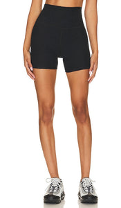 Beyond Yoga Keep Pace Biker Short in Black - Beyond Yoga - Keep Pace - Short motard - Noir - Beyond Yoga Keep Pace 黑色机车短裤 - Beyond Yoga Keep Pace Biker Short in Schwarz - Beyond Yoga Keep Pace 바이커 쇼트 블랙 색상 - Beyond Yoga Keep Pace Biker Short in nero