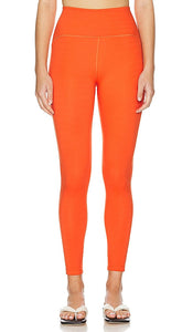 Beyond Yoga Powerbeyond Strive High Waisted Midi Legging in Burnt Orange - Beyond Yoga - Powerbeyond Strive - Legging mi-long taille haute - Orange brûlé - Beyond Yoga Powerbeyond Strive 高腰中长打底裤，深橙色 - Beyond Yoga Powerbeyond Strive Midi-Leggings mit hoher Taille in gebranntem Orange - Beyond Yoga Powerbeyond Strive 번트 오렌지 소재의 하이웨이스트 미디 레깅스 - Beyond Yoga Powerbeyond Strive Legging midi a vita alta in arancione bruciato