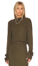 Bobi Cropped Pullover in Olive - Pull court Bobi en olive - Bobi 橄榄色短款套头衫 - Kurzer Bobi-Pullover in Oliv - Bobi 올리브 크롭 풀오버 - Pullover corto Bobi in verde oliva