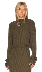 Bobi Cropped Pullover in Olive - Pull court Bobi en olive - Bobi 橄榄色短款套头衫 - Kurzer Bobi-Pullover in Oliv - Bobi 올리브 크롭 풀오버 - Pullover corto Bobi in verde oliva