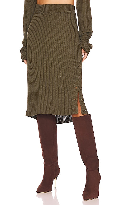 Bobi Rib Midi Skirt in Olive - Jupe mi-longue côtelée Bobi en olive - 橄榄色 Bobi 罗纹中长半身裙 - Bobi Rib Midirock in Oliv - Bobi Rib 미디 스커트 - Gonna longuette Bobi a coste in verde oliva