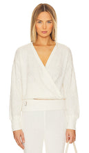 Bobi Wrap Front Long Sleeve Top in White - Bobi - Haut cache-cœur à manches longues en blanc - 白色 Bobi 正面裹身长袖上衣 - Bobi Langarmshirt mit Wickelfront in Weiß - Bobi 랩 프론트 긴팔 탑 화이트 색상 - Top a maniche lunghe Bobi Wrap sul davanti in bianco