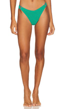 Bond Eye Ring Scene Bikini Bottom in Green - Bas de bikini Bond Eye Ring Scene en vert - Bond 眼环场景绿色比基尼泳裤 - Bond Eye Ring Scene Bikinihose in Grün - Bond Eye Ring Scene 비키니 하의 그린 색상 - Parte inferiore del bikini con scena Bond Eye Ring in verde