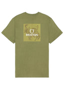 Brixton Alpha Square Short Sleeve Standard Tee in Olive - Brixton - Alpha Square - T-shirt standard à manches courtes en olive - Brixton Alpha 橄榄色方形短袖标准 T 恤 - Brixton Alpha Square Kurzarm-Standard-T-Shirt in Oliv - Brixton Alpha 스퀘어 반소매 스탠다드 티셔츠 올리브 색상 - Maglietta standard Brixton Alpha Square a maniche corte in verde oliva