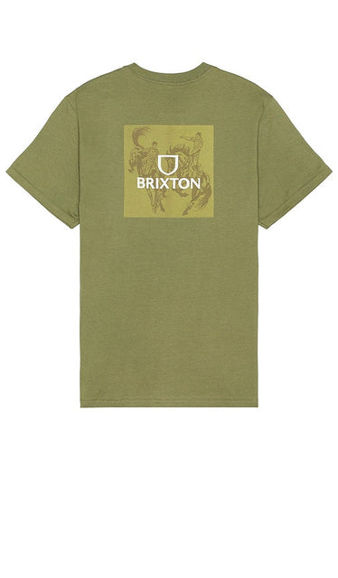 Brixton Alpha Square Short Sleeve Standard Tee in Olive - Brixton - Alpha Square - T-shirt standard à manches courtes en olive - Brixton Alpha 橄榄色方形短袖标准 T 恤 - Brixton Alpha Square Kurzarm-Standard-T-Shirt in Oliv - Brixton Alpha 스퀘어 반소매 스탠다드 티셔츠 올리브 색상 - Maglietta standard Brixton Alpha Square a maniche corte in verde oliva