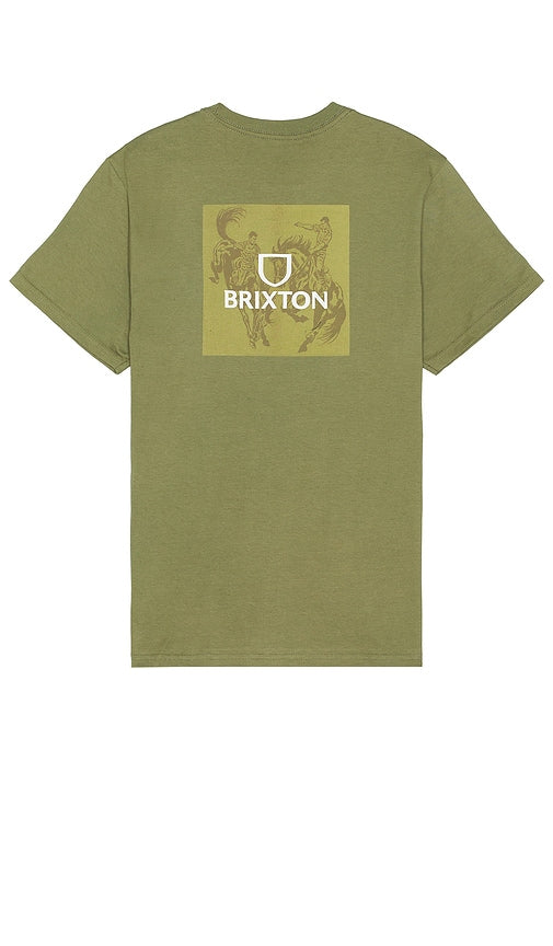 Brixton Alpha Square Short Sleeve Standard Tee in Olive - Brixton - Alpha Square - T-shirt standard à manches courtes en olive - Brixton Alpha 橄榄色方形短袖标准 T 恤 - Brixton Alpha Square Kurzarm-Standard-T-Shirt in Oliv - Brixton Alpha 스퀘어 반소매 스탠다드 티셔츠 올리브 색상 - Maglietta standard Brixton Alpha Square a maniche corte in verde oliva