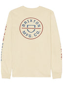 Brixton Crest Long Sleeve Tee in Cream - Brixton Crest - T-shirt à manches longues en crème - Brixton Crest 奶油色长袖 T 恤 - Brixton Crest Langarm-T-Shirt in Creme - Brixton Crest 긴팔 티셔츠 색상: 크림색 - Maglietta a maniche lunghe con stemma Brixton color crema
