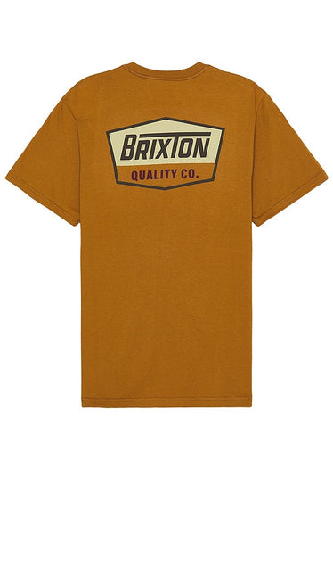 Brixton Regal Short Sleeve Standard Tee in Brown - Brixton Regal - T-shirt standard à manches courtes en marron - Brixton Regal 棕色短袖标准 T 恤 - Brixton Regal Kurzarm-Standard-T-Shirt in Braun - Brixton Regal 반팔 스탠다드 티셔츠 브라운 색상 - Maglietta standard a maniche corte Brixton Regal in marrone