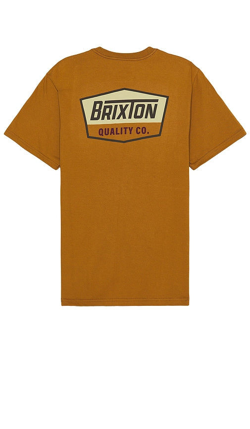 Brixton Regal Short Sleeve Standard Tee in Brown - Brixton Regal - T-shirt standard à manches courtes en marron - Brixton Regal 棕色短袖标准 T 恤 - Brixton Regal Kurzarm-Standard-T-Shirt in Braun - Brixton Regal 반팔 스탠다드 티셔츠 브라운 색상 - Maglietta standard a maniche corte Brixton Regal in marrone
