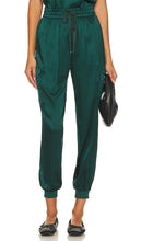 CAMI NYC Elsie Pant in Dark Green - Pantalon CAMI NYC Elsie en vert foncé - CAMI NYC Elsie 深绿色长裤 - CAMI NYC Elsie Hose in Dunkelgrün - CAMI NYC 엘시 팬츠 - Pantaloni CAMI NYC Elsie in verde scuro