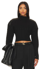 Central Park West Khloe Cable Turtleneck Sweater in Black - Central Park West - Khloe - Pull torsadé à col roulé - Noir - Central Park West Khloe 黑色绞花高领毛衣 - Central Park West Khloe Rollkragenpullover mit Zopfmuster in Schwarz - Central Park West Khloe 케이블 터틀넥 스웨터블랙 색상 - Maglione dolcevita a trecce Central Park West Khloe in nero