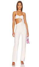 Camila Coelho Aurora Jumpsuit in White - Camila Coelho - Combinaison Aurora en blanc - 卡米拉·科埃略 (Camila Coelho) 白色 Aurora 连身裤 - Camila Coelho Aurora Overall in Weiß - Camila Coelho 오로라 점프수트 화이트 색상 - Tuta Camila Coelho Aurora in bianco