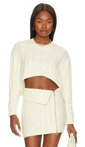 Camila Coelho Carmen Cropped Cable Crew in Ivory - Camila Coelho - Col ras du cou court torsadé Carmen en ivoire - Camila Coelho Carmen 象牙色短款电缆上衣 - Camila Coelho Carmen Kurz geschnittenes Cable Crew in Elfenbein - Camila Coelho Carmen 크롭 케이블 크루 아이보리 색상 - Camila Coelho Carmen Cropped Cable Crew in avorio